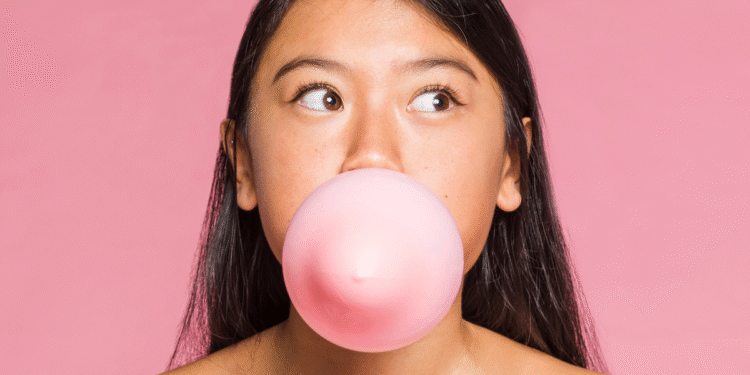 Você sabia? Chicletes servem como fio dental e eliminam sujeira dos dentes