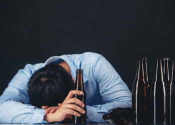 É verdade que o Governo vai pagar mais de R$ 1.500 para quem tem problemas com álcool? Checamos!