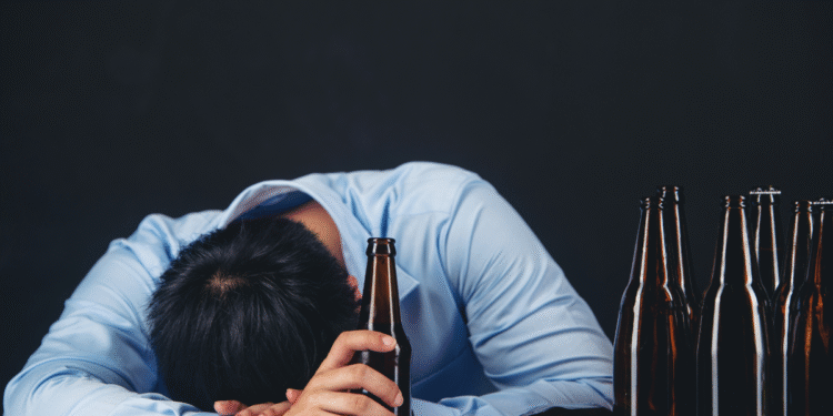 É verdade que o Governo vai pagar mais de R$ 1.500 para quem tem problemas com álcool? Checamos!