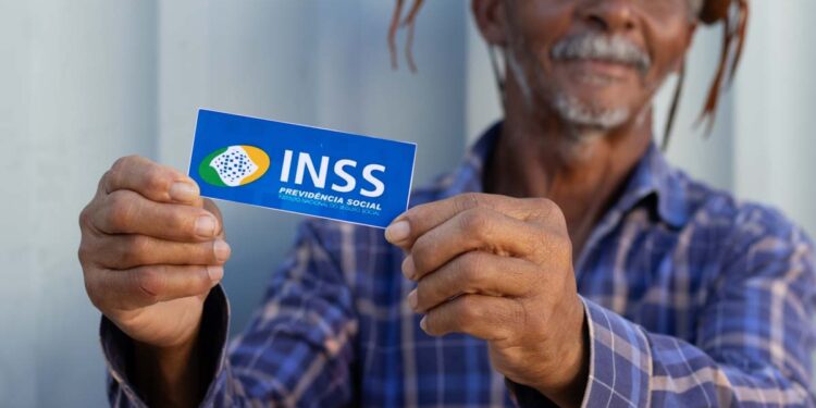 Brasileiros recebem comunicado sobre possível bloqueio no auxílio-doença