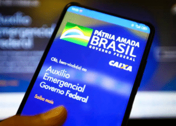 Milhares de brasileiros são notificados para devolverem dinheiro ao Governo