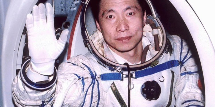O que esse astronauta chinês ouviu no espaço há 22 anos foi simplesmente bizarro