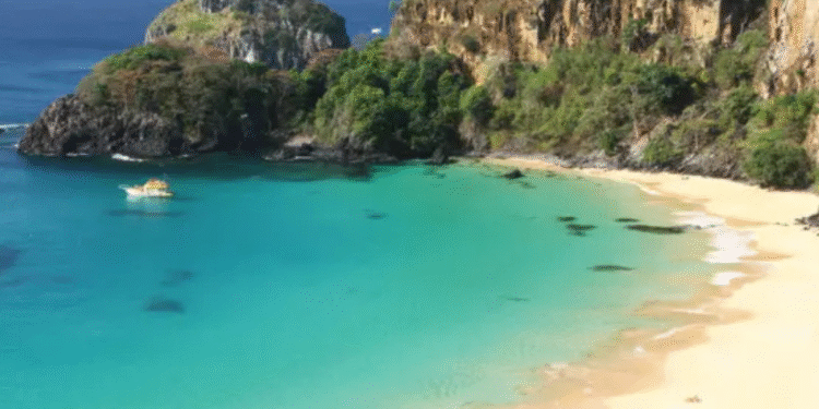 Praia mais procurada do Brasil corre risco de desaparecer