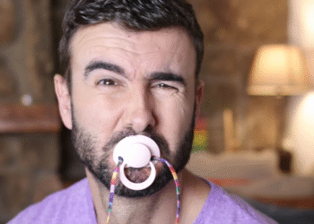 Psicólogos alertam: a curiosa mania das chupetas para adultos pode ser perigosa