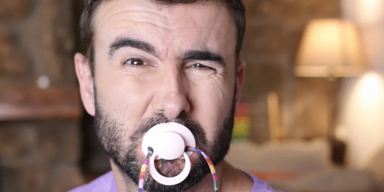 Psicólogos alertam: a curiosa mania das chupetas para adultos pode ser perigosa