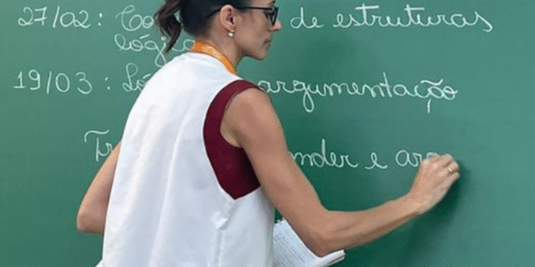Programa vai contratar novos professores no Brasil e salários beiram os R$ 6.000,00