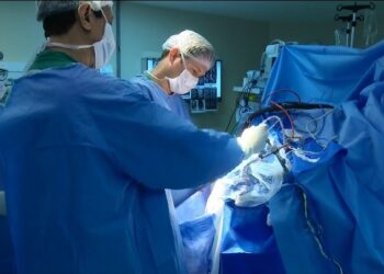 Homem foi operado no cérebro enquanto estava acordado em um hospital público