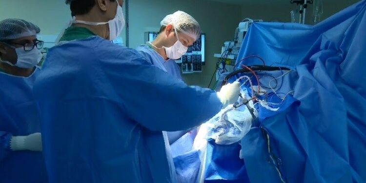Homem foi operado no cérebro enquanto estava acordado em um hospital público