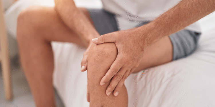 Seus joelhos estalam muito? Aqui está o que significa e quando procurar um médico