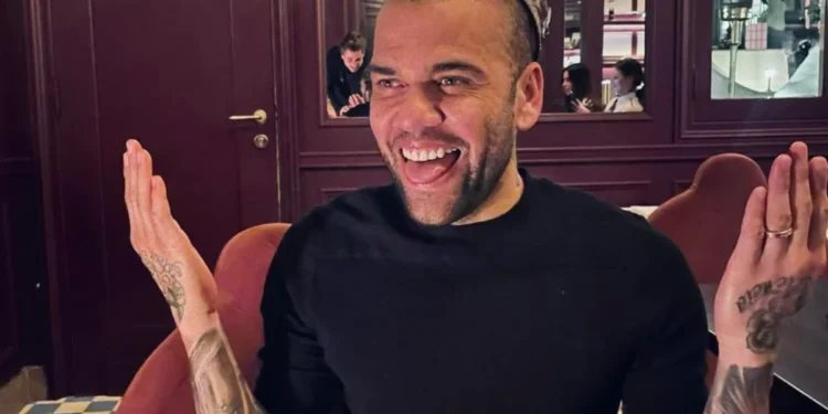 Daniel Alves mal saiu da cadeia e já apareceu em vídeo com camisa de clube do exterior