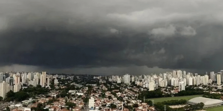 Teto caindo e janelas explodindo: tempestade em São Paulo foi tão brutal que moradores juraram ser tsunami