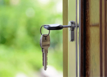 Você pode estar convidando ladrões para sua casa sem perceber: entenda o risco da chave na porta