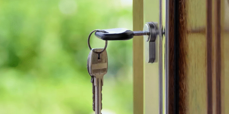 Você pode estar convidando ladrões para sua casa sem perceber: entenda o risco da chave na porta
