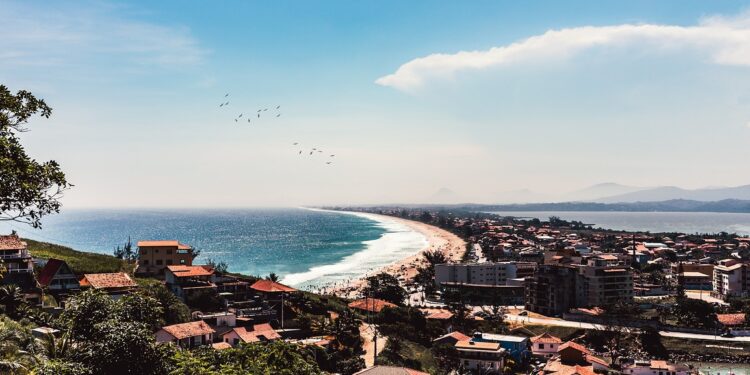 Água invade o litoral: 15% das praias somem e cidades entram em alerta