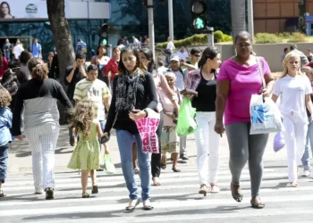 Ciência revela segredo surpreendente sobre quem balança os braços ao andar