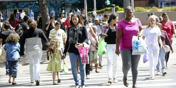 Ciência revela segredo surpreendente sobre quem balança os braços ao andar