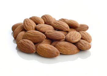 Especialista revela qual o jeito certo de comer amêndoas