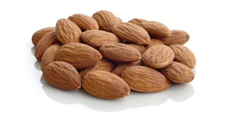 Especialista revela qual o jeito certo de comer amêndoas