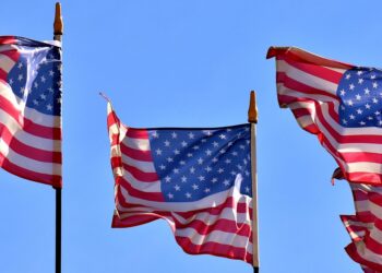 Ela foi adotada por uma família abusiva nos EUA; Décadas depois, políticas de imigração a enviaram de volta para o Brasil