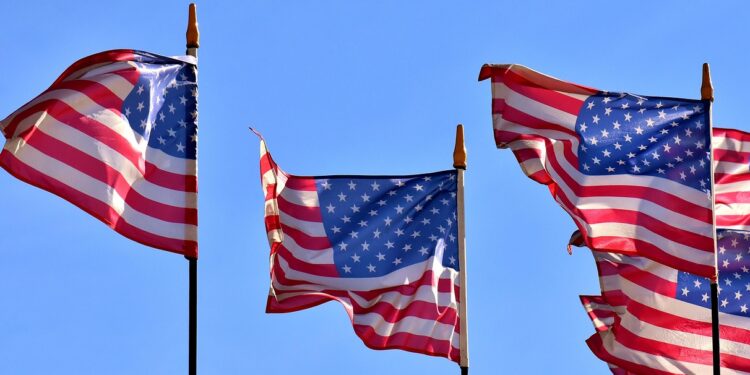 Ela foi adotada por uma família abusiva nos EUA; Décadas depois, políticas de imigração a enviaram de volta para o Brasil