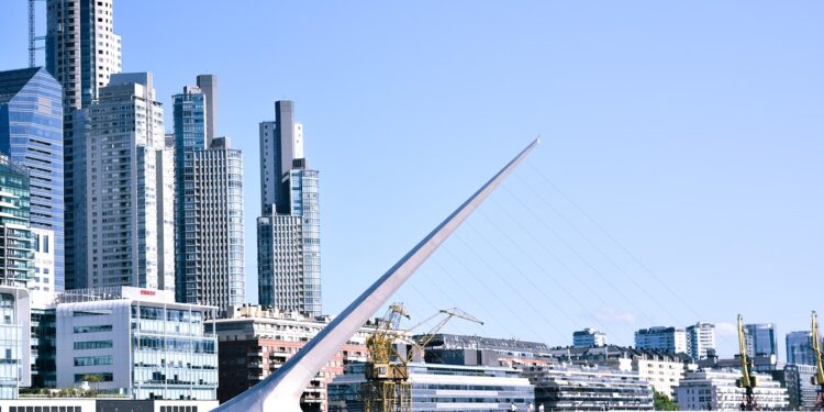 Derrota de Milei em Buenos Aires provoca tombo no peso argentino e faz real alcançar valor recorde