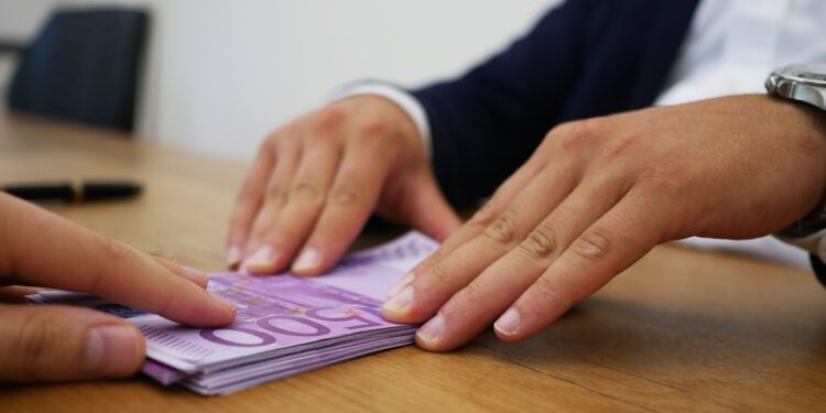 Saiba como pagar bem menos em um empréstimo, mesmo com juros altos