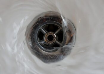 Mito ou verdade: água quente no ralo estraga os canos da sua pia?