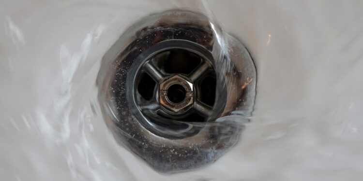 Mito ou verdade: água quente no ralo estraga os canos da sua pia?