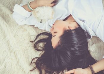 Os truques nada comuns para te ajudar a dormir mais rápido