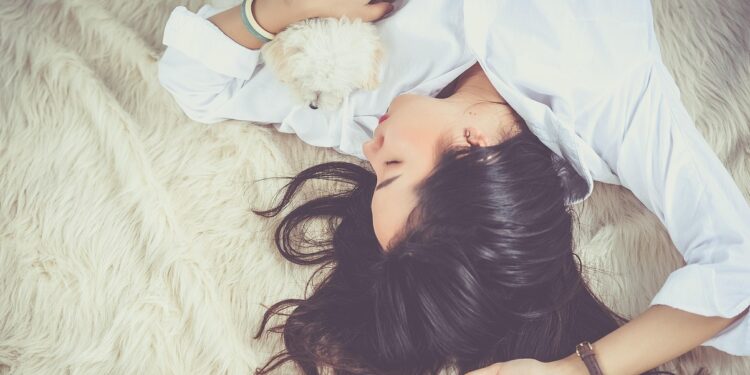 Os truques nada comuns para te ajudar a dormir mais rápido