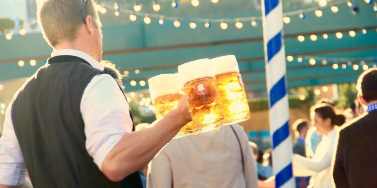 O que significa empilhar pratos na mesa para facilitar o trabalho do garçom?