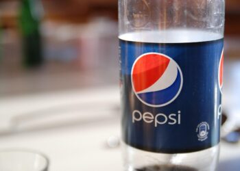 Qual é a verdadeira Pepsi: a de tampa azul ou a de tampa laranja?