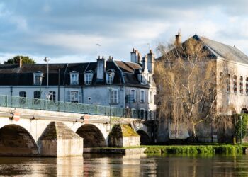 País europeu oferece empregos com salários de quase R$34 mil apenas por falar português