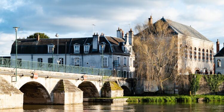 País europeu oferece empregos com salários de quase R$34 mil apenas por falar português