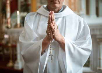 Brasil tem 46 padres exorcistas autorizados; veja como se consultar