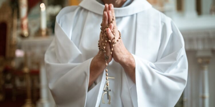 Brasil tem 46 padres exorcistas autorizados; veja como se consultar