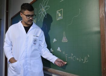 Professores comemoram e vão receber aumento salarial no Brasil