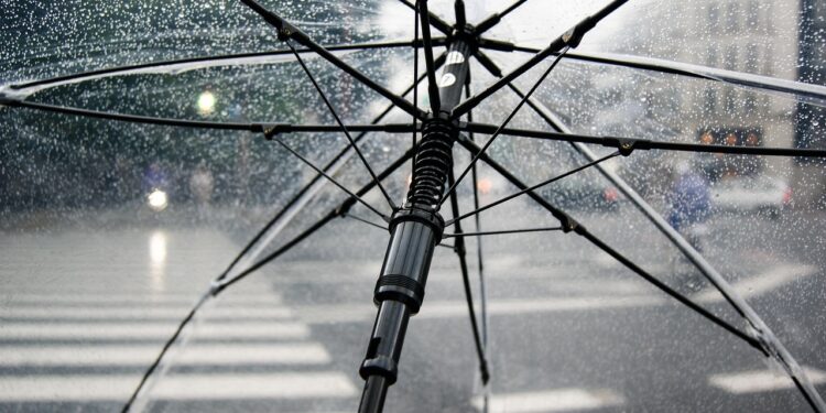 Tempestade que nasceu na Argentina invade o Brasil com chuva, vento e granizo