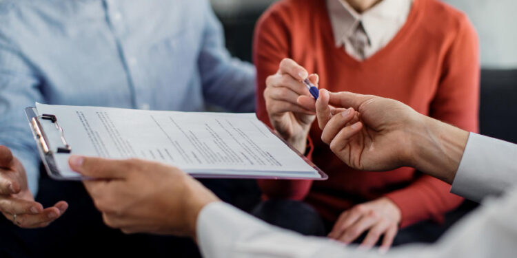 Todos os brasileiros precisarão devolver o Auxílio Emergencial resgatado na pandemia? Entenda o que foi confirmado