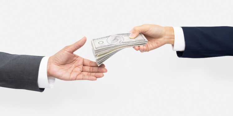 14º salário será debitado em 2025 para aposentados? INSS bateu o martelo