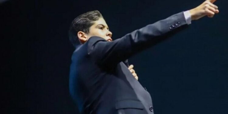 Pastor mirim de 15 anos compra residência de R$ 34 milhões e surpreende fiéis