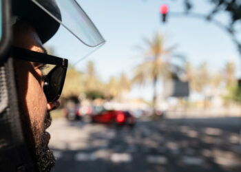 É permitido usar capacete com fone de ouvido?