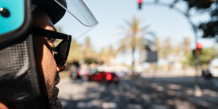 É permitido usar capacete com fone de ouvido?