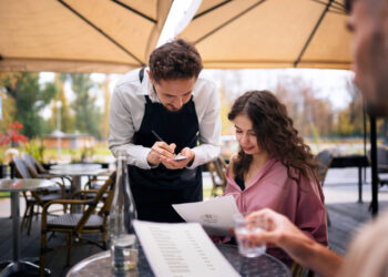 Nesse país, os restaurantes não cobram gorjeta para garçons