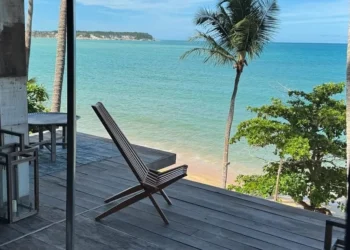 A praia pouco conhecida do Nordeste que encanta os turistas com sua lagoa escondida