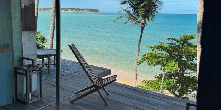 A praia pouco conhecida do Nordeste que encanta os turistas com sua lagoa escondida