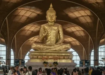 Aeroporto gigantesco de R$ 10,7 bilhões acaba de ser inaugurado: estátua dourada de 9 metros é a grande atração