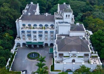 Hotel lembra palácio europeu — mas fica no meio de uma “floresta” do Brasil com diária de até R$ 40 mil