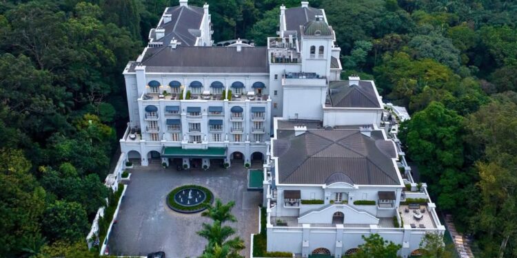 Hotel lembra palácio europeu — mas fica no meio de uma “floresta” do Brasil com diária de até R$ 40 mil