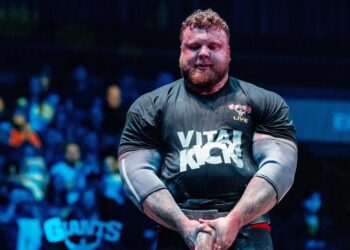 Homem eleito o mais forte do mundo treina 8 horas por dia e consegue levantar mais de 450 kg